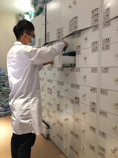 中药师在药房配伍香港标准的中药处方